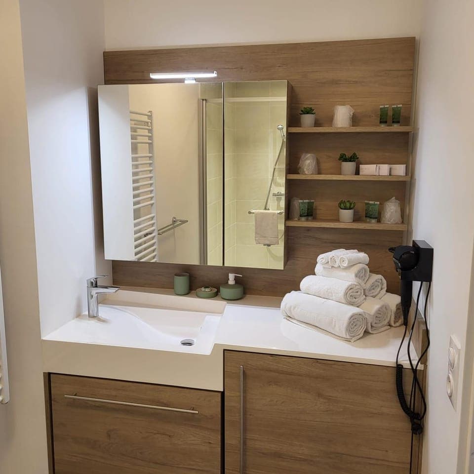 Shower, Bathroom, towels