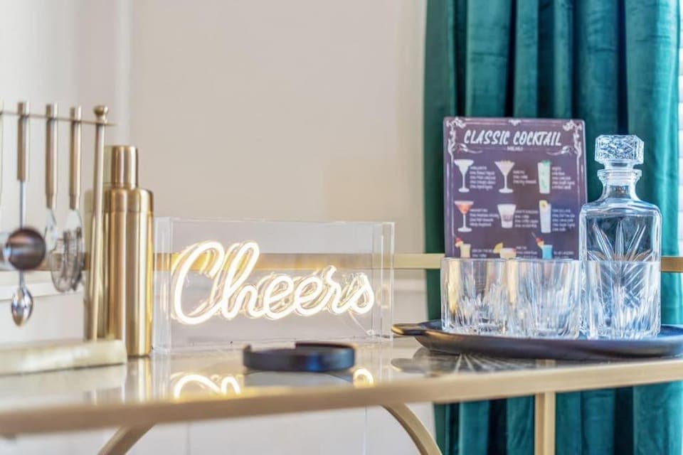 Lounge or bar, Food and drinks, Drinks