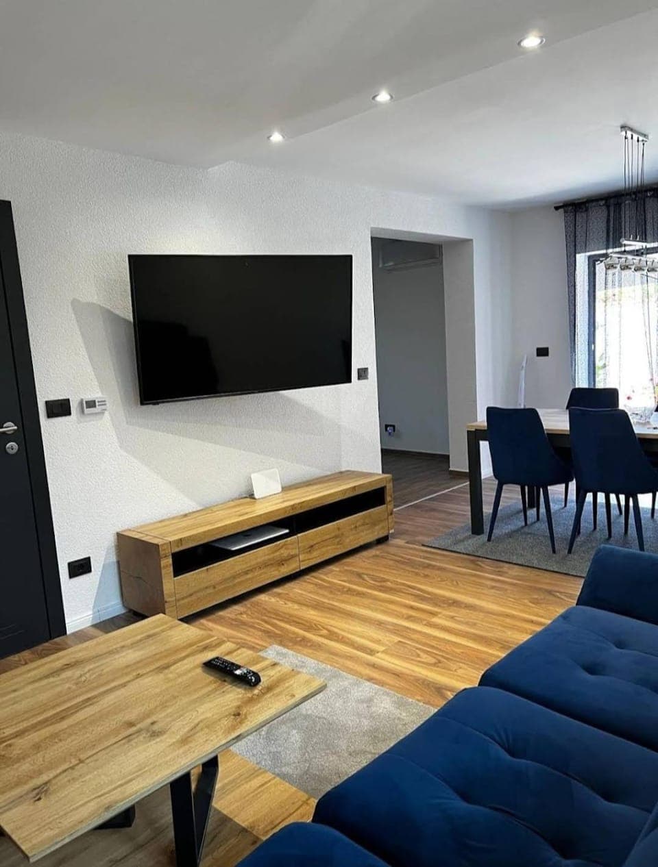 Communal lounge/ TV room, TV and multimedia, Living room, Seating area, Evening entertainment