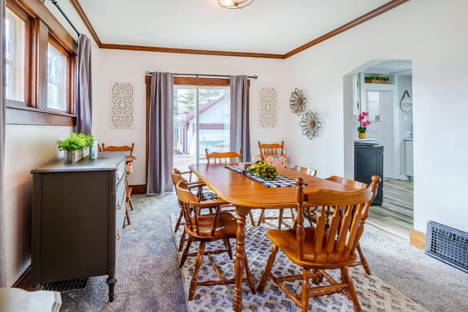 Dining area, Entertainment