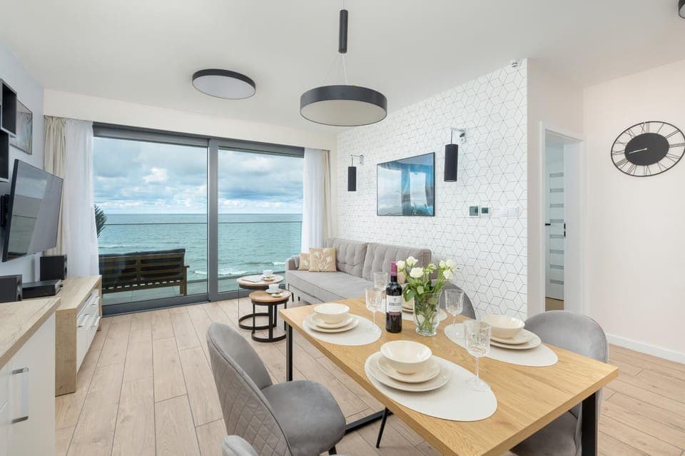 Communal lounge/ TV room, TV and multimedia, Living room, Seating area, Dining area, Sea view