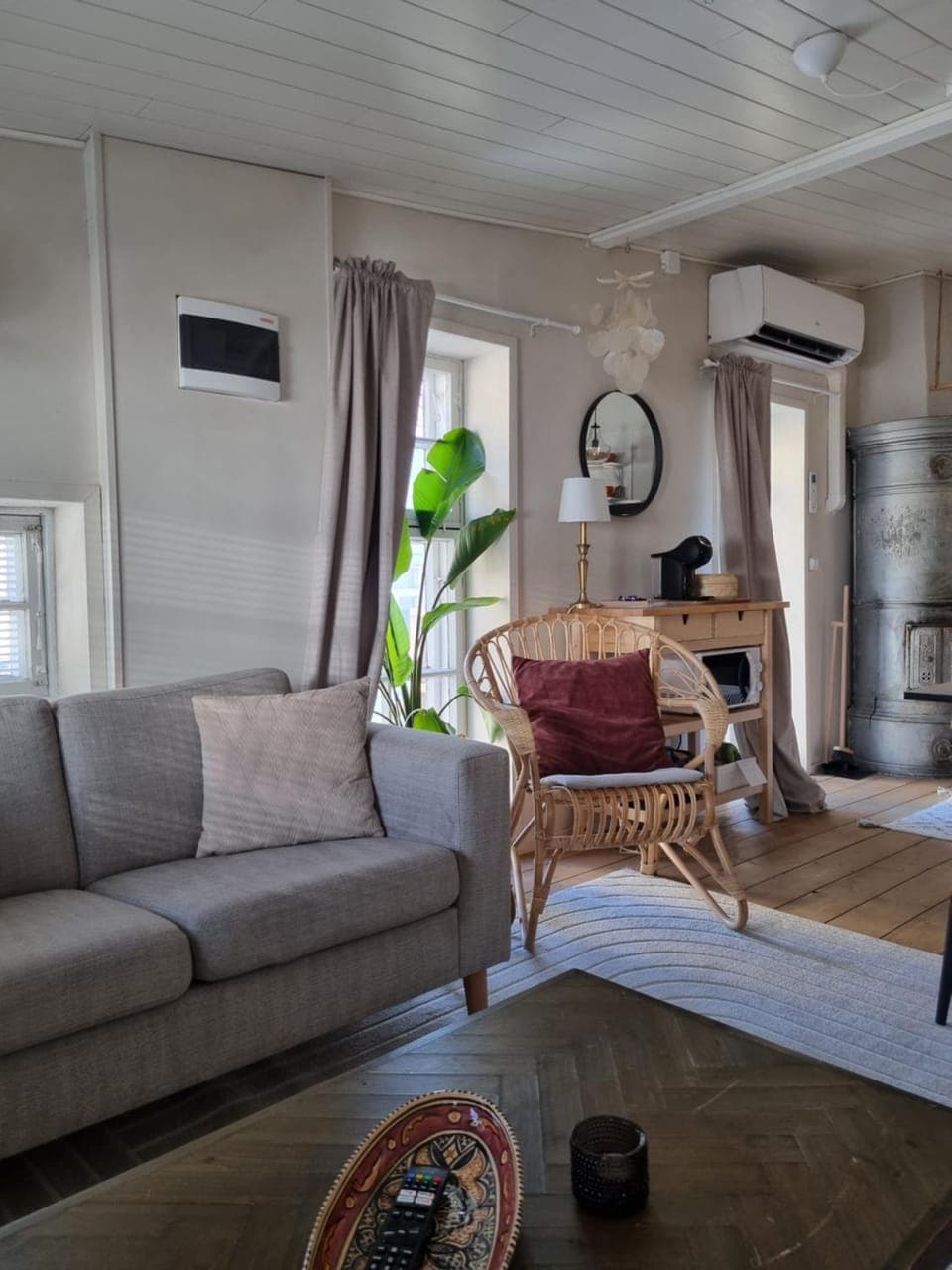 Living room, Seating area, Dining area, air conditioner