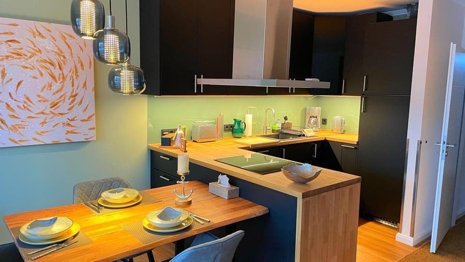 Kitchen or kitchenette, Dining area