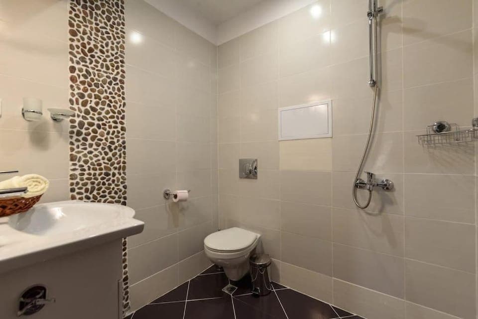 Shower, Toilet, Bathroom, towels