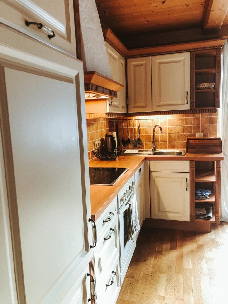 Kitchen or kitchenette, dishwasher, oven, stove