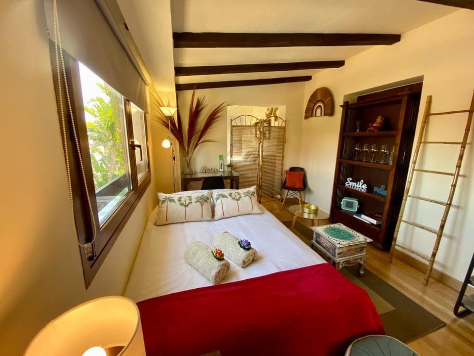 Bed, TV and multimedia, Living room, Photo of the whole room, Seating area, Bedroom