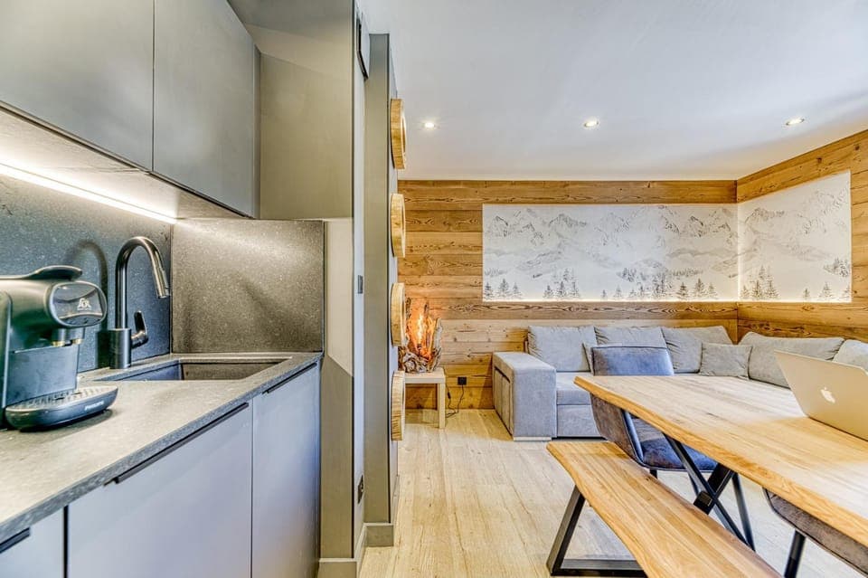 Kitchen or kitchenette, Dining area