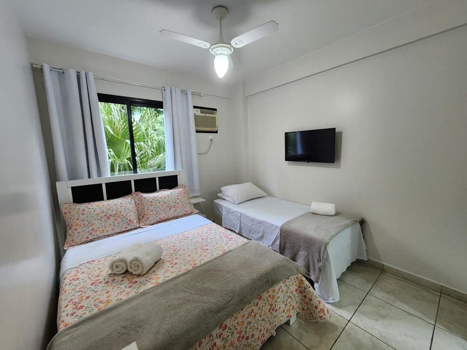 Bed, TV and multimedia, Photo of the whole room, Bedroom, towels, air conditioner