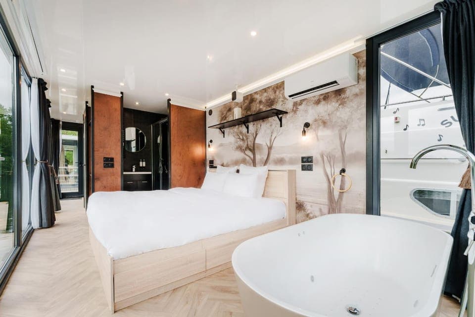 Bed, Photo of the whole room, Bedroom