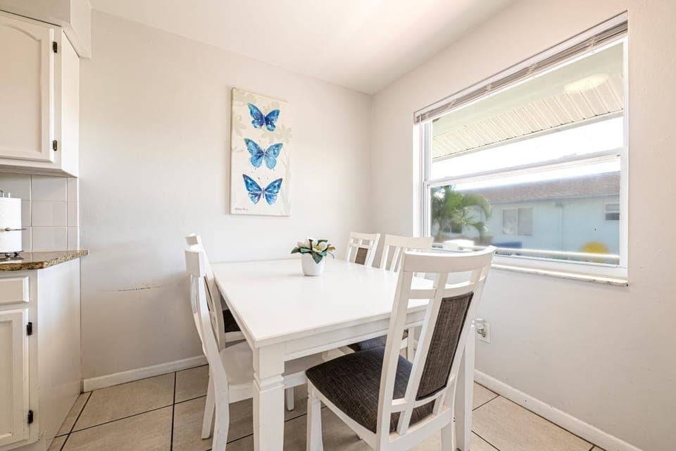 2bd 1ba Sunset 3 3Mins to Beach Apartment in Indian Rocks Beach