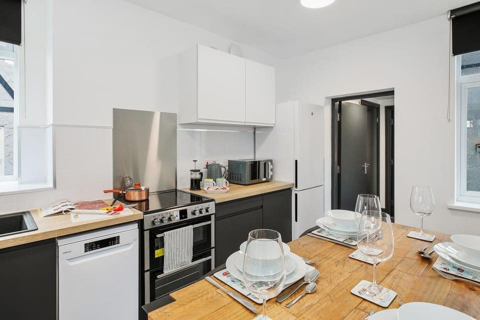 Kitchen or kitchenette, Dining area, dishwasher, minibar, pet friendly, stove, toaster