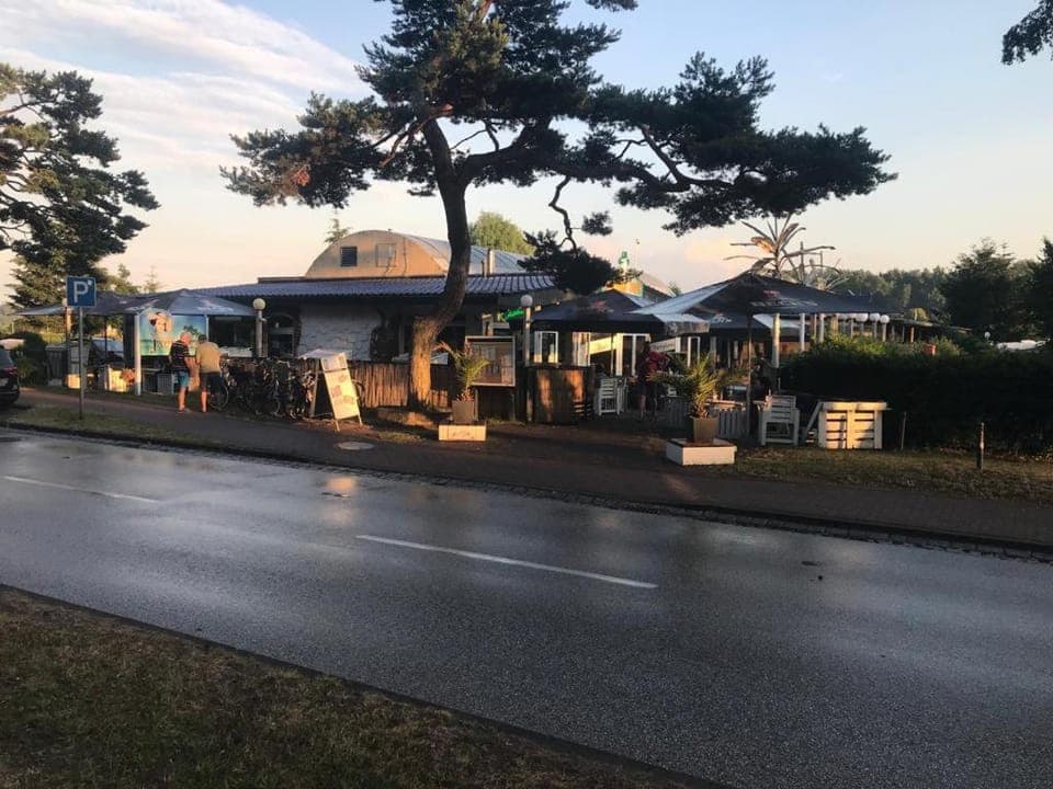 Restaurant/places to eat, Lounge or bar