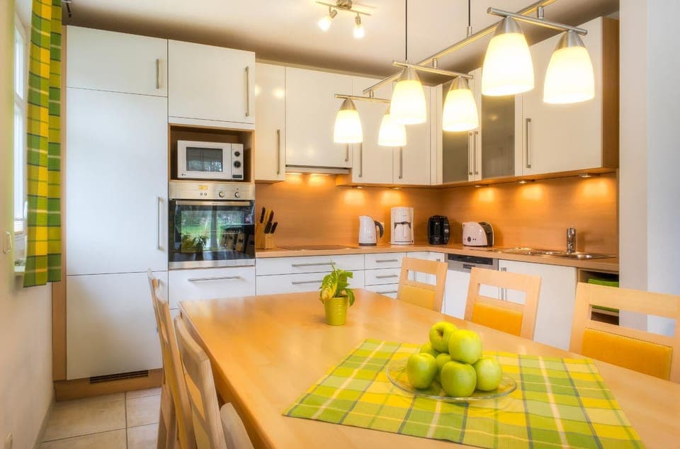 Coffee/tea facilities, microwave, oven, toaster, kitchen