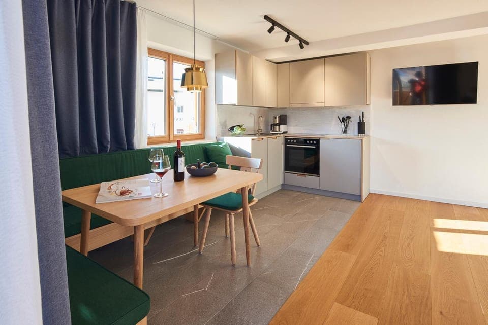 TV and multimedia, Coffee/tea facilities, Kitchen or kitchenette, Living room, Seating area, Dining area, pet friendly, stove