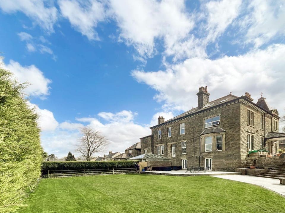 Property building, Patio, Patio, Spring, Natural landscape, BBQ facilities, Garden, Balcony/Terrace, Garden view