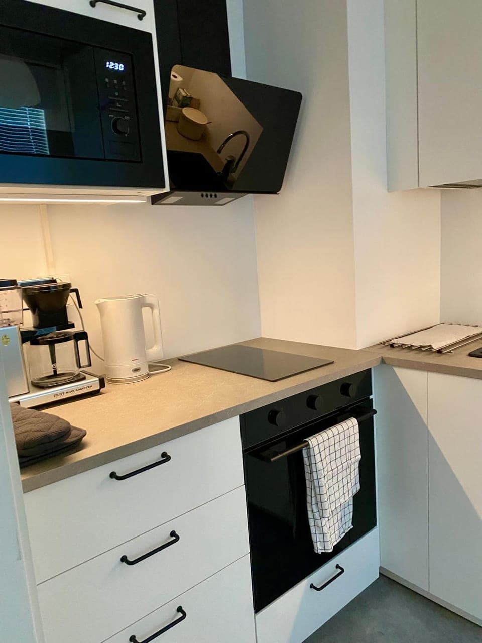 Coffee/tea facilities, Kitchen or kitchenette, stove, toaster