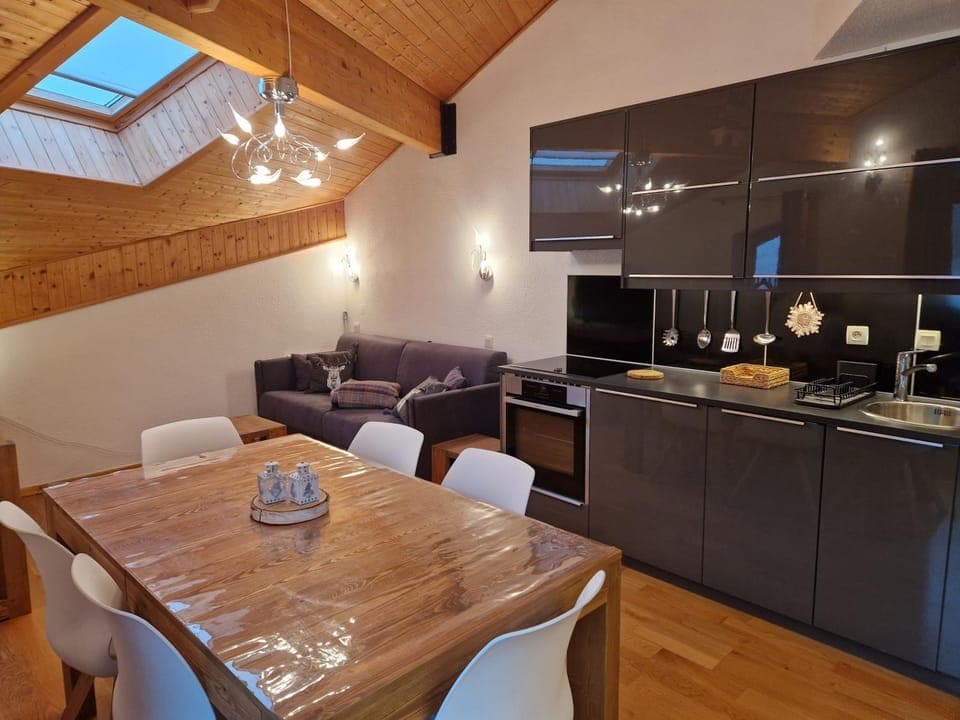 TV and multimedia, Coffee/tea facilities, Kitchen or kitchenette, Living room, Seating area