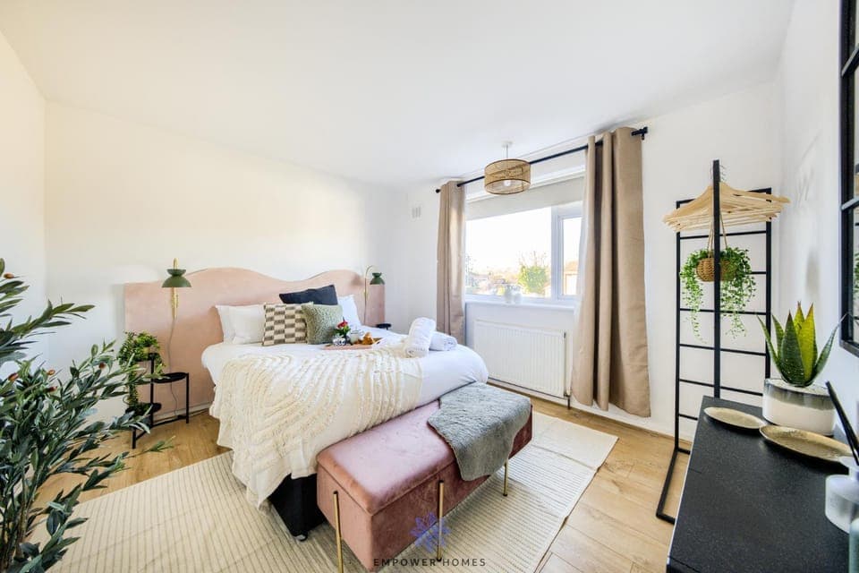 Bed, Photo of the whole room, Bedroom