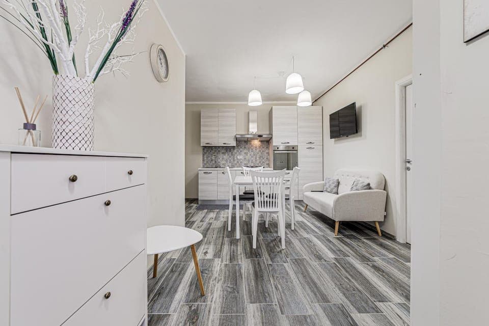 TV and multimedia, Kitchen or kitchenette, Living room, Seating area, Dining area, stove