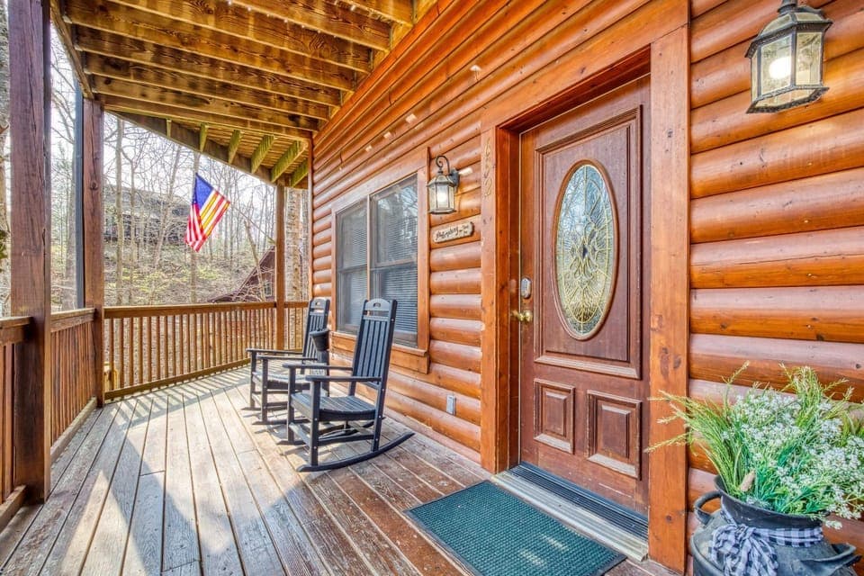 ER305 - Bear Right Inn House in Pigeon Forge