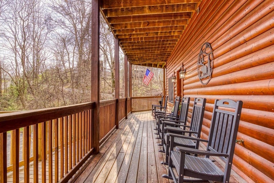 ER305 - Bear Right Inn House in Pigeon Forge