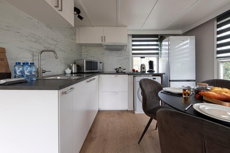 Kitchen or kitchenette, Dining area, minibar