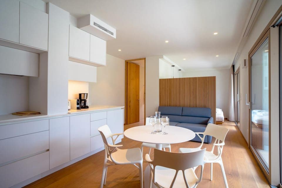 Kitchen or kitchenette, Living room, Seating area, Dining area