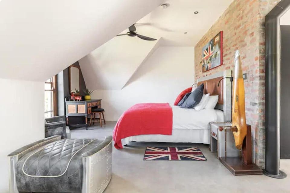 Bed, Photo of the whole room, Bedroom, fireplace