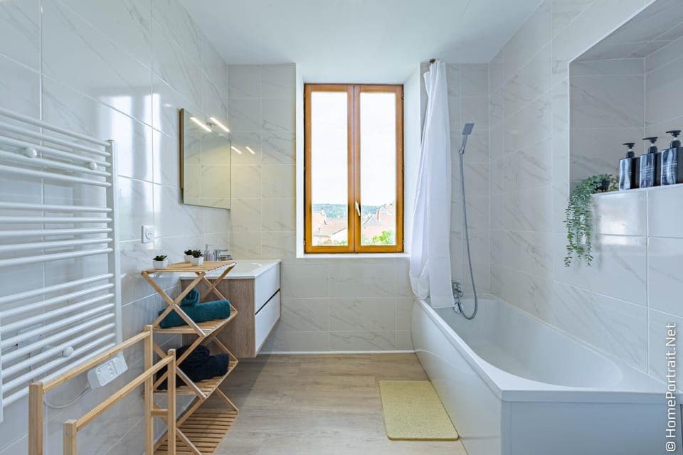 Bathroom, Bath, towels