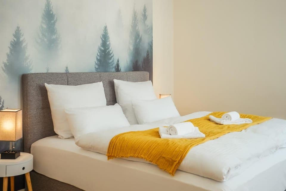 Bed, Bedroom, towels