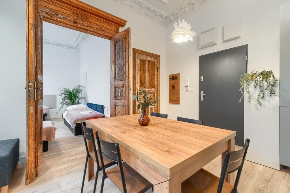 Bed, Living room, Photo of the whole room, Seating area, Dining area, Bedroom