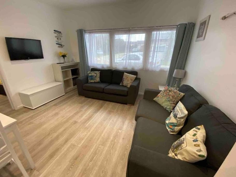 Communal lounge/ TV room, TV and multimedia, Living room, Seating area, Evening entertainment