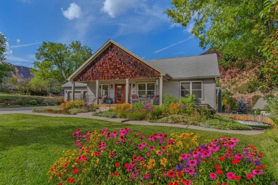 Property building, Spring, Day, Natural landscape, Garden, Garden view