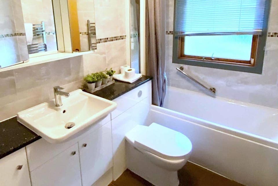 Property building, Bathroom, Bath