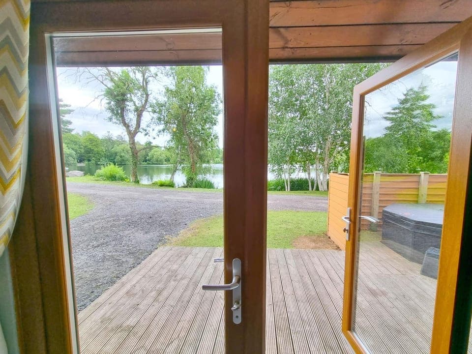 Property building, Hot Tub, Hot Tub, Lake view
