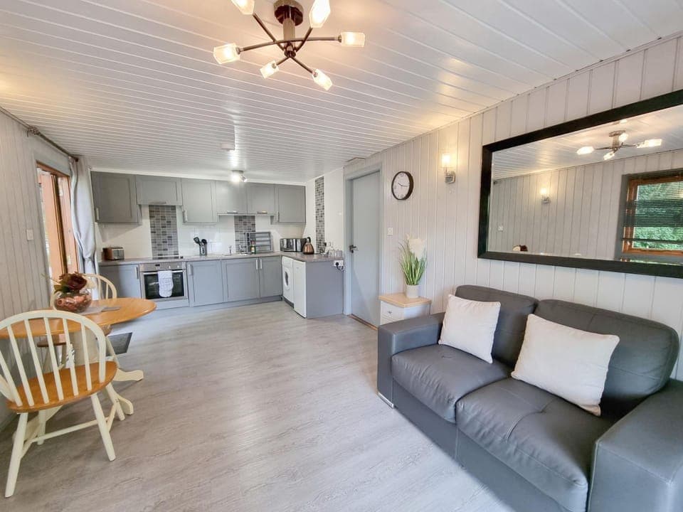 Property building, Kitchen or kitchenette, Living room, Seating area, Dining area, pet friendly, stove