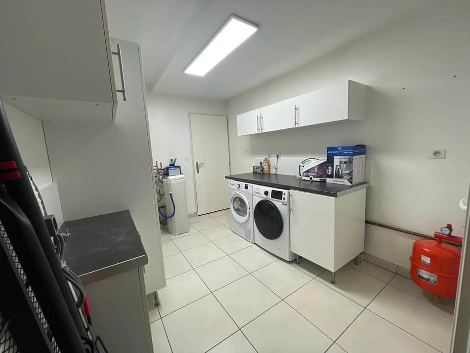 furniture, towels, laundry, washing machine, dryer