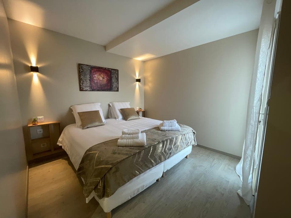 Bed, Night, TV and multimedia, Balcony/Terrace, Photo of the whole room, Bedroom, towels