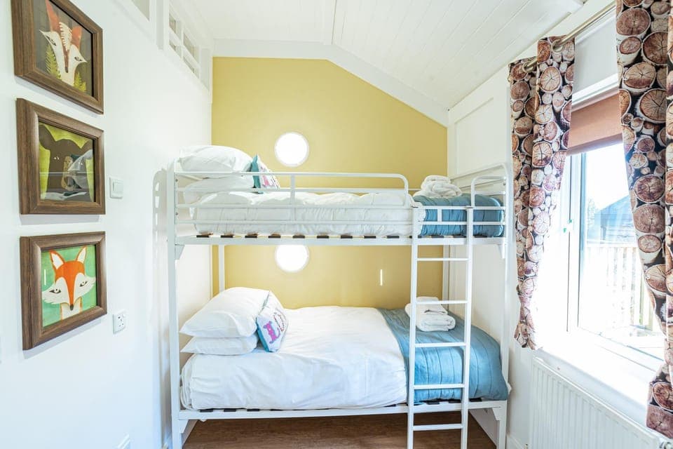 Bed, Photo of the whole room, Bedroom, bunk bed, towels