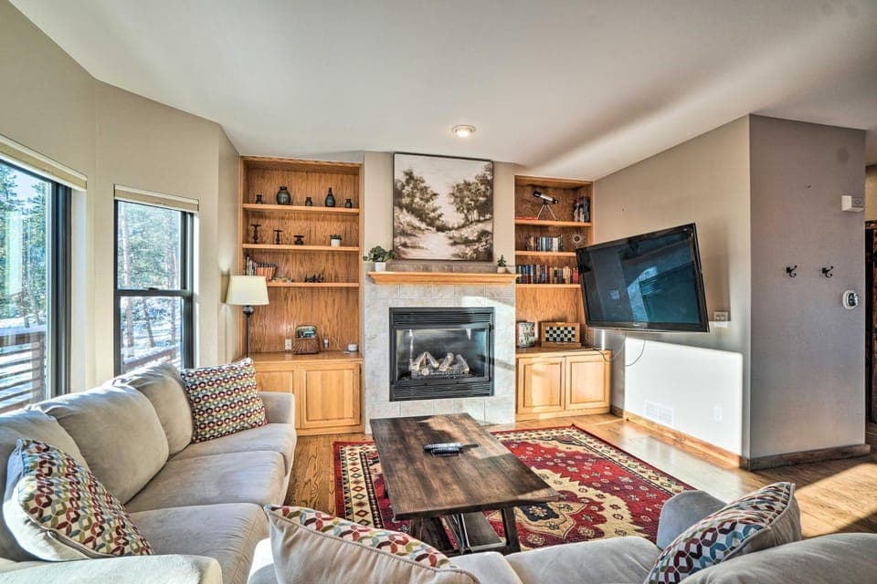 Expansive Evergreen Home w/ Hot Tub & Deck! House in Evergreen