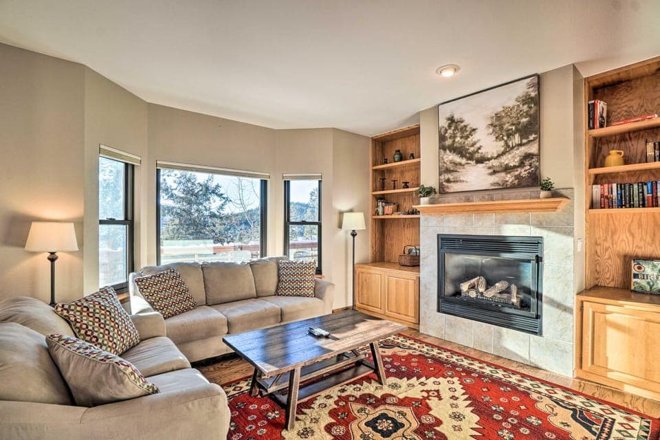Expansive Evergreen Home w/ Hot Tub & Deck! House in Evergreen