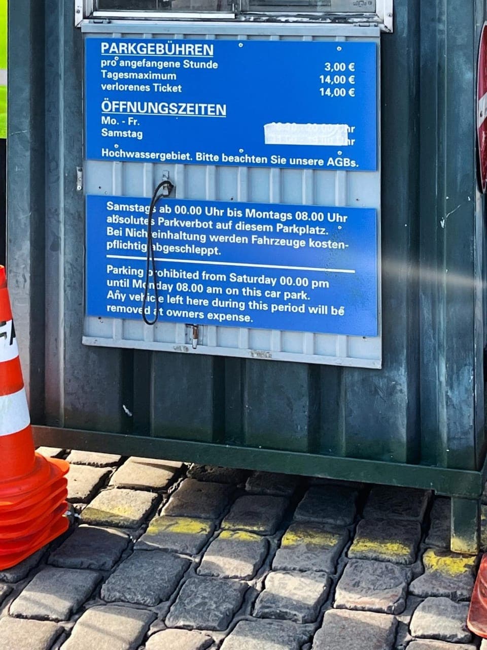 Text overlay, Parking