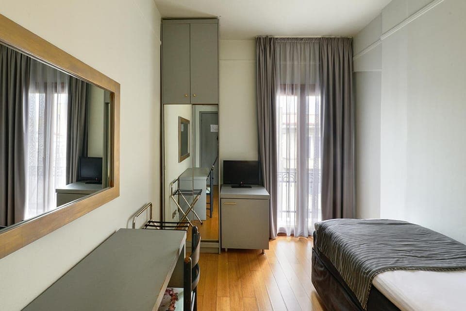 Bed, TV and multimedia, Photo of the whole room, Bedroom, wardrobe