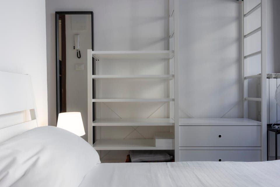 Photo of the whole room, Bedroom, wardrobe