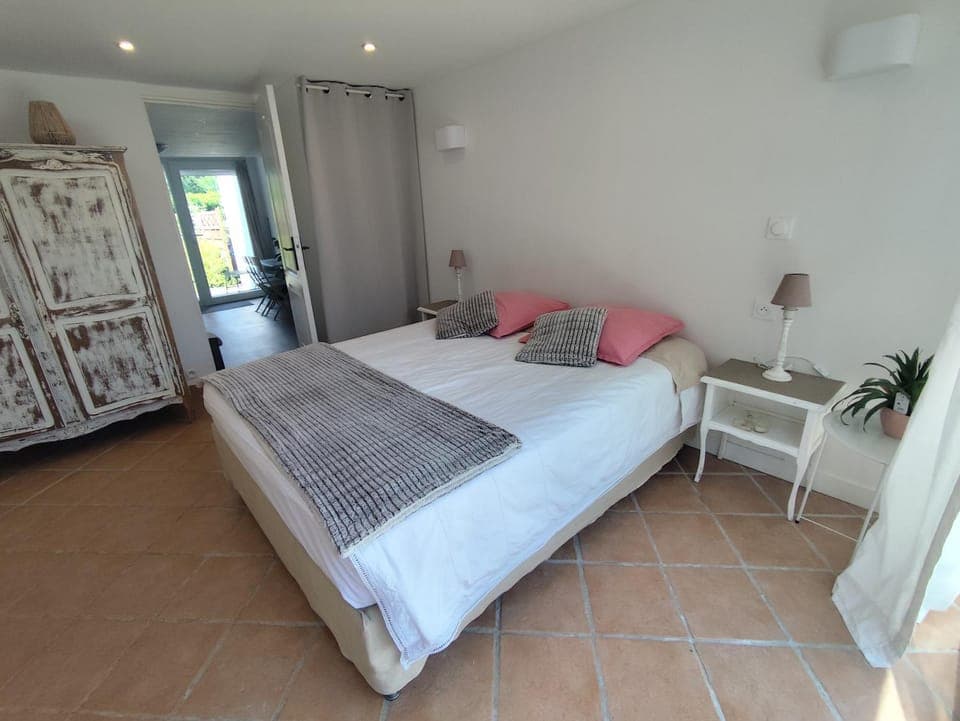 Bed, Photo of the whole room, Bedroom, wardrobe