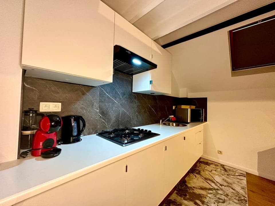 Coffee/tea facilities, Kitchen or kitchenette, stove