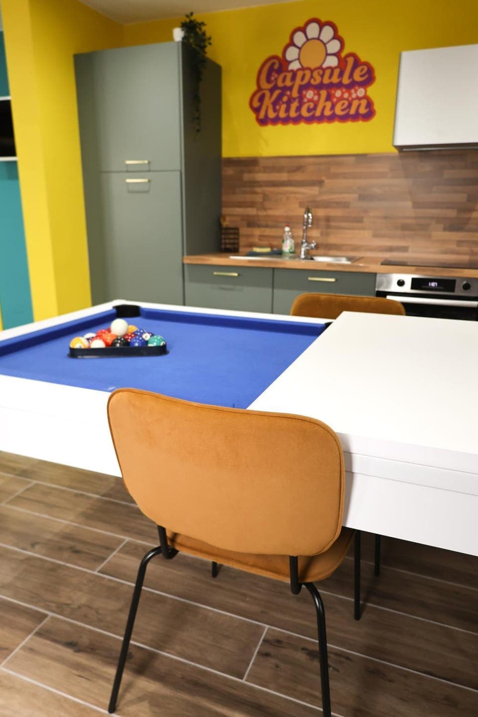 Billiard, Game Room