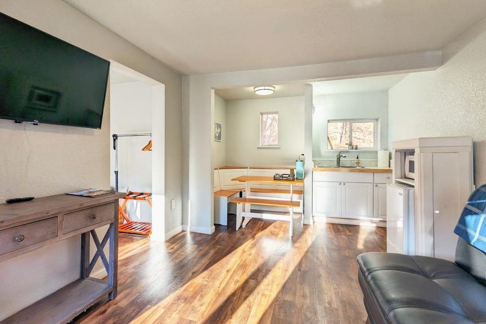 TV and multimedia, Kitchen or kitchenette, Living room, Seating area, Dining area