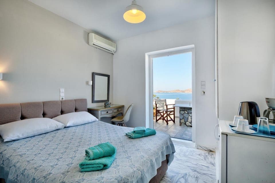Photo of the whole room, Bedroom, Sea view