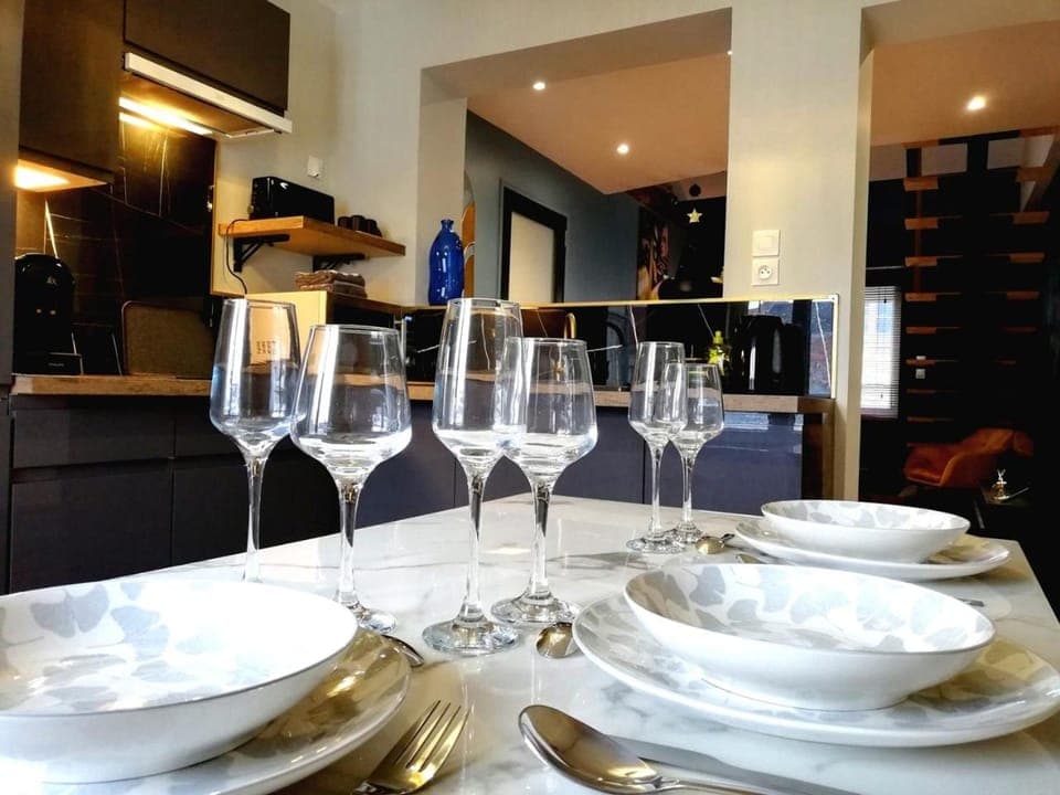 Kitchen or kitchenette, Dining area